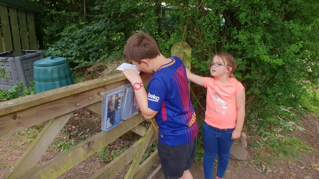 Photo_kids-sign_postcards